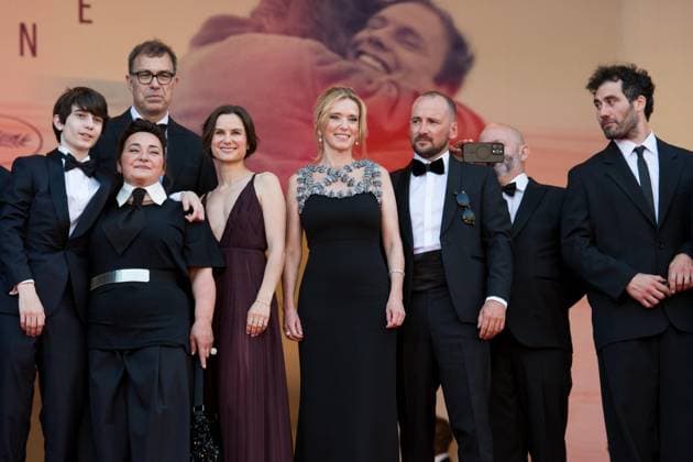 78eme Festival International du Film de Cannes Montée des marchesdu film Dossier 137 78th International Cannes Film Festival Red Carpet of Dossier 137 movie 444310 2025 05 15 Cannes France Colombo, Sandra Roehrich, Mathilde Drucker, Léa Turnbull, Jonathan Bellamy, Richard  Copyright: xAnthonyxCarrelx xStarfacex STAR_444310_096