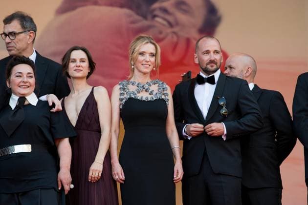 78eme Festival International du Film de Cannes Montée des marchesdu film Dossier 137 78th International Cannes Film Festival Red Carpet of Dossier 137 movie 444310 2025 05 15 Cannes France Colombo, Sandra Roehrich, Mathilde Drucker, Léa Turnbull, Jonathan Bellamy, Richard  Copyright: xAnthonyxCarrelx xStarfacex STAR_444310_097