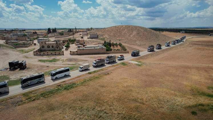 Bilder des Jahres 2025, News 05 Mai News Themen der Woche KW20 News Bilder des Tages Displaced Syrian Families Leave Jarabulus to Return to Homs A convoy of 60 displaced families depart Zoghara Camp in Jarabulus, Syria, on May 15, 2025, returning to their homes in Homs after years of displacement and hardship. The move is part of the Dignified Return campaign launched by the Basma and Zeitooneh Association a hopeful step toward reunification and long-awaited homecoming, despite ongoing challenges. Jarabulus Aleppo Syria Copyright: xHibatullahxBarakatx