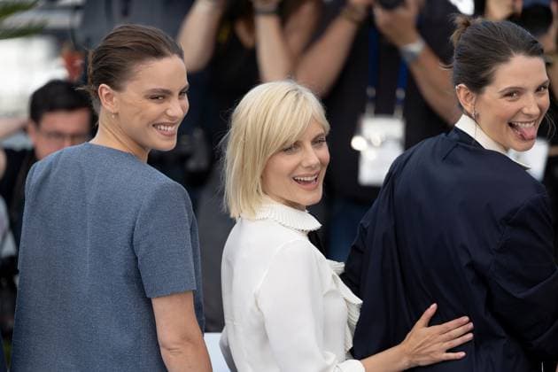 The Wonderers , Photocall in Cannes, 15 05 2025 Cannes, France 15 5 2024 Angelina Woreth, MŽlanie Laurent and JosŽphine Japy during the Photocall for QUI BRILLE AU COMBAT THE WONDERERS during the 78 Cannes International Film Festival The Film Festival takes place from May 13 to 24, 2025 Cannes Palais des Festivals et des Cong France Copyright: xChristianxEnderx