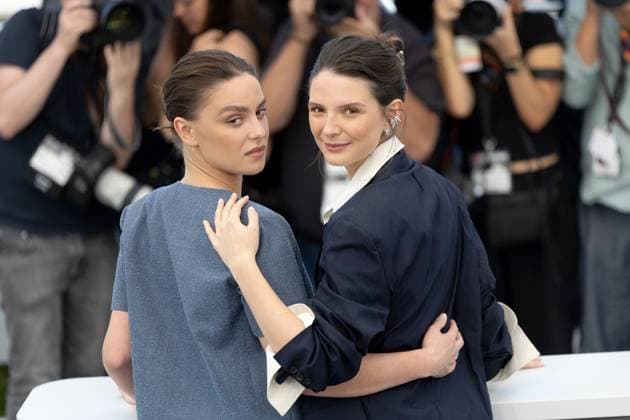 The Wonderers , Photocall in Cannes, 15 05 2025 Cannes, France 15 5 2024 Angelina Woreth and JosŽphine Japy during the Photocall for QUI BRILLE AU COMBAT THE WONDERERS during the 78 Cannes International Film Festival The Film Festival takes place from May 13 to 24, 2025 Cannes Palais des Festivals et des Cong France Copyright: xChristianxEnderx
