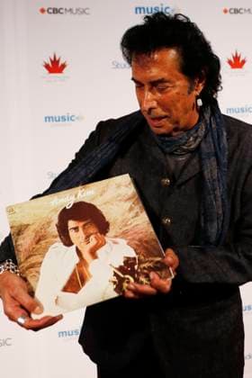 May 15, 2025, Calgary, Ab, Canada: Andy Kim poses on the red carpet for the Canadian Music Hall of Fame ceremony in Calgary on Thursday, May 15, 2025. Calgary Canada  - ZUMAc35_ 20250515_zaf_c35_144 Copyright: xDavexChidleyx