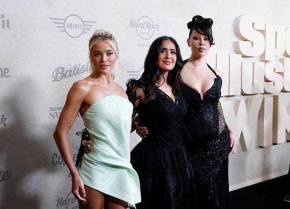 Entertainment Themen der Woche KW20 Entertainment Bilder des Tages Olivia Dunne, Salma Hayek and Lauren Chan arrive on the red carpet to celebrate the launch of the Sports Illustrated Swimsuit 2025 Issue at Hard Rock Hotel New York on May 15, 2025 in New York City.  NYP20250515338 JOHNxANGELILLO