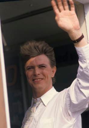 Battersea Heliport on the day of Live Aid DAVID BOWIE At Battersea Heliport on the day of the Live Aid concert, London, England, July 13th 1985. half length white shirt yellow tie hand waving CAP PL Phil Loftus London Great Britain Copyright: xPhilxLoftus CapitalxPicturesx
