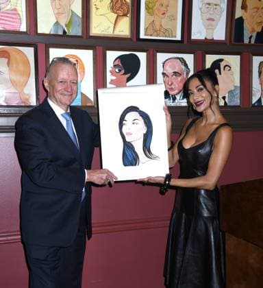 May 15, 2025, New York, Ny, United States: Max Klimavicius and Nicole Scherzinger pose together at the legendary wall of caricatures at Sardi s in New York. May 15, 2025. New York United States - ZUMAp281 20250515_zea_p281_021 Copyright: xPhotoxImagexPressx