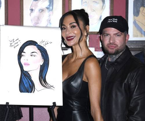 May 15, 2025, New York, Ny, United States: Nicole Scherzinger and Jamie Lloyd pose together at the legendary wall of caricatures at Sardi s in New York. May 15, 2025. New York United States - ZUMAp281 20250515_zea_p281_067 Copyright: xPhotoxImagexPressx
