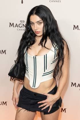 Entertainment Bilder des Tages Photocall de la Plage Magnum lors du 78eme Festival de Cannes Charli XCX Photocall de la Plage Magnum lors du 78ème Festival de Cannes le 15 mai 2025 Jeremy Melloul Bestimage Magnum Beach photocall during the 78th Cannes Film Festival on May 15, 2025 Cannes France  Copyright: xJeremyxMelloulx xBestimagexJeremyxMelloulx xBestimagex
