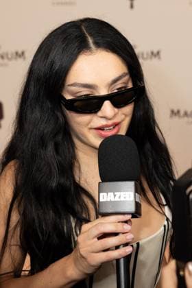 Photocall de la Plage Magnum lors du 78eme Festival de Cannes Charli XCX Photocall de la Plage Magnum lors du 78ème Festival de Cannes le 15 mai 2025 Jeremy Melloul Bestimage Magnum Beach photocall during the 78th Cannes Film Festival on May 15, 2025 Cannes France  Copyright: xJeremyxMelloulx xBestimagexJeremyxMelloulx xBestimagex