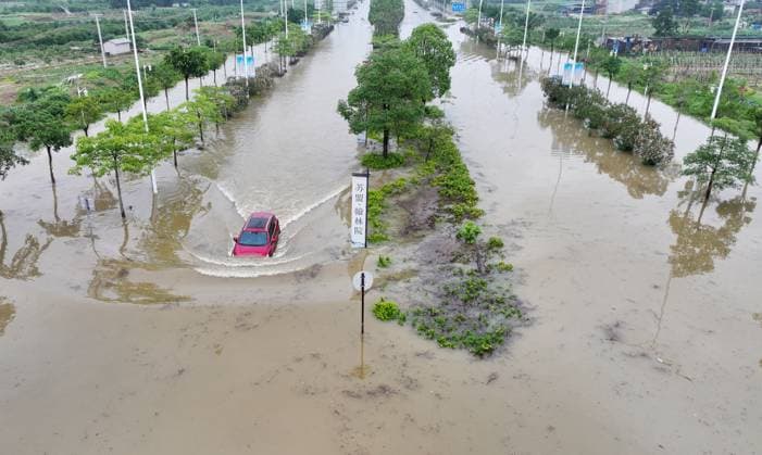 News Themen der Woche KW20 News Bilder des Tages Rainstorm Red Alert in Liuzhou LIUZHOU, CHINA - MAY 16, 2025 - A citizen was driving through a waterlogged section on Chang an Avenue, Chang an Town, Rong an County, Liuzhou City, Guangxi, China on May 16, 2025. Liuzhou Guangxi China  Copyright: xCFOTOx i1747407650611