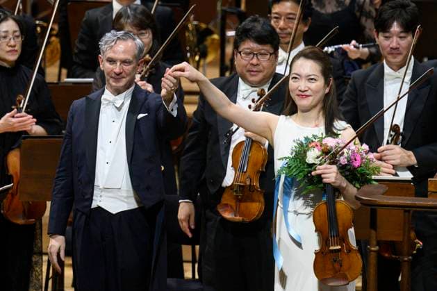 Italian conductor Fabio Luisi and soloist Akiko Suwanai thank the audience after a concert by Tokyo s NHK Symphony Orchestra at the Prague Spring International Music Festival, Prague, May 15, 2025. (CTKxPhoto MichalxKamaryt) CTKPhotoP2025051601778  CTKPhotoP2025051601778