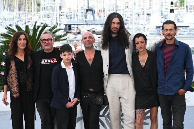 Cannes, 78th Cannes Film Festival 2025 - day 4 - Photocall of the film Sirat . Cannes, 78th Cannes Film Festival 2025 - day 4 - Photocall of the film Sirat . In the picture Stefania Gadda, Sergi Lopez, Bruno Nunez, Richard Bellamy, Oliver Laxe, Jade Oukid and Tonin Janvier Cannes France  Copyright: xIPA ABACAx