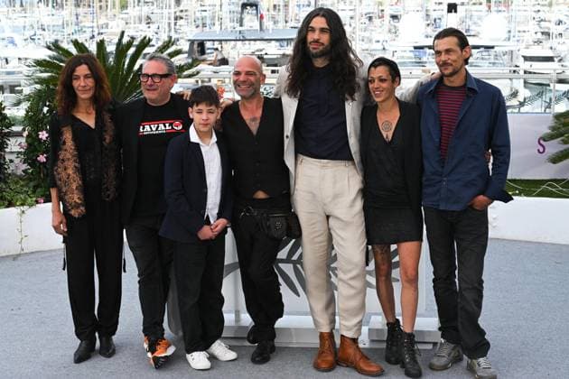 Cannes, 78th Cannes Film Festival 2025 - day 4 - Photocall of the film Sirat . Cannes, 78th Cannes Film Festival 2025 - day 4 - Photocall of the film Sirat . In the picture Stefania Gadda, Sergi Lopez, Bruno Nunez, Richard Bellamy, Oliver Laxe, Jade Oukid and Tonin Janvier Cannes France  Copyright: xIPA ABACAx
