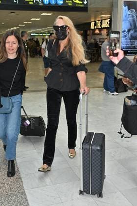 Cannes Jerry Hall At Nice Airport JR Jerry Hall arriving at Nice airport ahead 78th Cannes Film Festival in Nice, France on May, 16, 2025. Photo by Julien Reynaud APS-Medias ABACAPRESS.COM Nice France  Copyright: xReynaudxJulien APS-Medias ABACAx