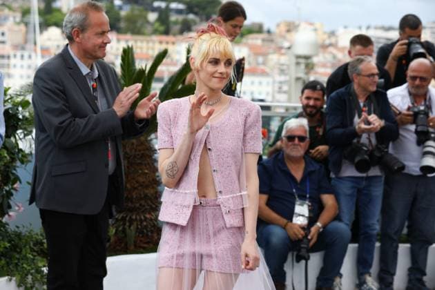 May 16, 2025, Cannes, Cote D azur, France: KRISTEN STEWART waves as she departs the photocall for The Chronology of Water at the 78th Annual Cannes Film Festival at Palais des Festivals in Cannes, France Cannes France - ZUMAc179 20250516_zep_c179_088 Copyright: xMickaelxChavetx