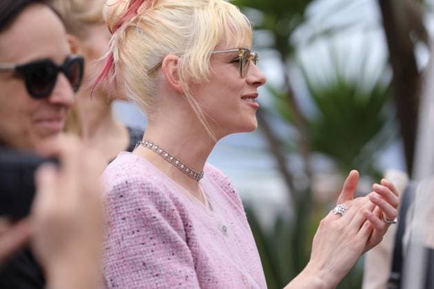 May 16, 2025, Cannes, Cote D azur, France: KRISTEN STEWART applauds during the photocall for The Chronology of Water at the 78th Annual Cannes Film Festival at Palais des Festivals in Cannes, France Cannes France - ZUMAc179 20250516_zep_c179_141 Copyright: xMickaelxChavetx