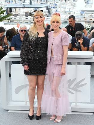 Cannes, France: Cannes, 78th Cannes Film Festival 2025 - day 4 - photocall of the film The Chronology Of Water In the photo: Imogen Poots, Kristen Stewart Cannes France  - ZUMAp169 20250516_zea_p169_369 Copyright: xAlbertoxTerenghix