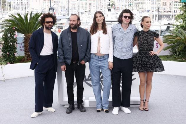 Cannes Arco Photocall JD William Lebghil, Vincent Macaigne, Alma Jodorowsky, Ugo Bienvenu, Natalie Portman posing at the Arco in Cannes, France on May 16, 2025, as part of the 78th Cannes Film Festival. Photo by Jerome Domine ABACAPRESS.COM Cannes France  Copyright: xDominexJerome ABACAx