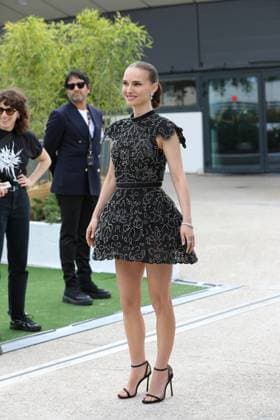 May 16, 2025, Cannes, Cote D azur, France: NATALIE PORTMAN big smile as she departs the photocall for Arco at the 78th Annual Cannes Film Festival at Palais des Festivals in Cannes, France Cannes France - ZUMAc179 20250516_zep_c179_150 Copyright: xMickaelxChavetx