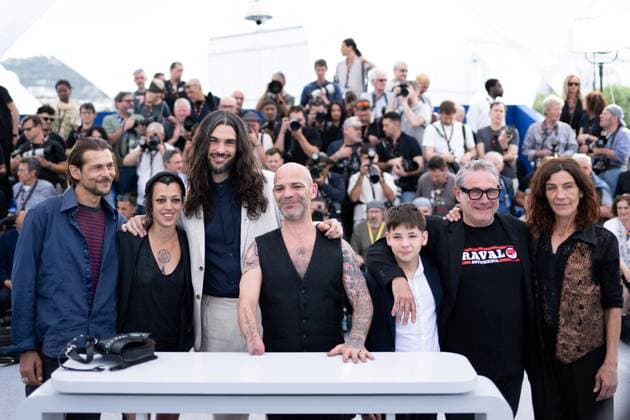 Cannes Sirat Photocall AM Stefania Gadda, Tonin Janvier, Oliver Laxe, Jade Oukid, Bruno Nunez, Sergi Lopez and Richard Bellamy attending the Sirat Photocall in Cannes, France on May 16, 2025 as part of the 78th Cannes Film Festival. Photo by Aurore Marechal ABACAPRESS.COM Cannes France  Copyright: xMarechalxAurore ABACAx
