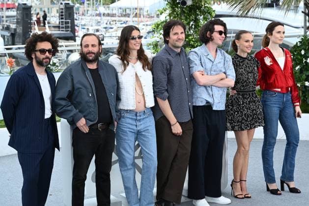 CINEMA : 78eme Festival de Cannes - Photocalls - 16 05 2025 CANNES, FRANCE - 16 MAI (G-D) : William LEBGHIL, Voix, Vincent MACAIGNE, Voix, Alma JODOROWSKY, Voix, Felix DE GIVRY, Producteur, Ugo BIENVENU, rÃ alisateur, Natalie PORTMAN, Productrice, Sophie MAS, Productrice, lors du photocall de Â« ARCO Â» en Seance Speciale au 78eme Festival de Cannes au Palais des Festivals le 16 mai 2025 Ã Cannes, France. CannesFrance  Copyright: xValentinaxClaretx