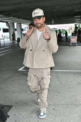 Cannes Kev Adams At Nice Airport JR Kev Adams arriving at Nice airport ahead 78th Cannes Film Festival in Nice, France on May, 16, 2025. Photo by Julien Reynaud APS-Medias ABACAPRESS.COM Nice France  Copyright: xReynaudxJulien APS-Medias ABACAx