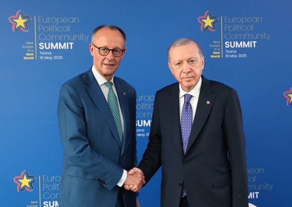 News Themen der Woche KW20 News Bilder des Tages Tirana, Gipfeltreffen der Europäischen Politischen Gemeinschaft EPG Turkish President Recep Tayyip Erdo?an meets with German Chancellor Friedrich Merz on the sidelines Turkish President Recep Tayyip Erdo?an meets with German Chancellor Friedrich Merz on the sidelines of the 6th European Political Community Summit held in Tirana, Albania Albania, on May 16, 2025. Photo by Turkish presidency apaimages Tirana Tirana Albania 160525_Albania_TPO_00(7) Copyright: xapaimagesxTurkishxpresidencyx xapaimagesx
