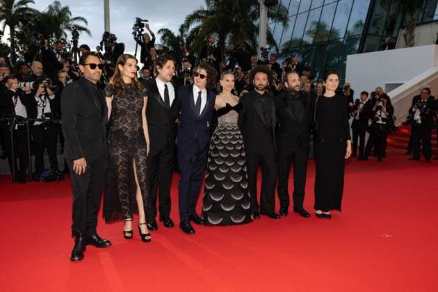 B Montée des marches du film Eddington lors du 78ème Festival International du Film de Cannes Jamil Shamasdin, Alma Jodorowsky enceinte , Félix de Givry, Ugo Bienvenu, Natalie Portman, William Lebghil, Vincent Macaigne, Sophie Mas Montée des marches du film Eddington lors du 78ème Festival International du Film de Cannes, au Palais des Festivals à Cannes On may 16th 2025 Olivier Borde Bestimage Red carpet for the movie Eddington during the 78th Cannes International Film Festival at the Palais des Festivals in Cannes, France On may 16th 2025 Cannes France  Copyright: xOLIVIERxBORDEx xBESTIMAGExOLIVIERxBORDEx xBESTIMAGEx