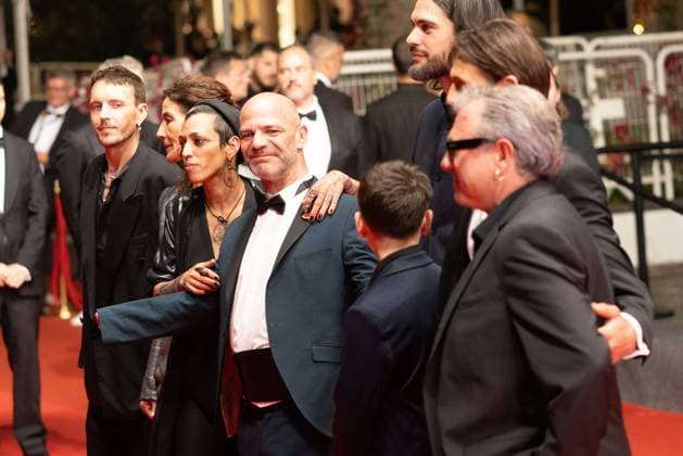 78. Internationalen Filmfestspiele von Cannes 2025 Cannes, Frankreich - 15.5.2024: Jade Oukid, Richard Bellamy (C) und Cast während des SIRAT Roten Teppichs der 78. Internationalen Filmfestspiele von Cannes. Die 78. Internationalen Filmfestspiele von Cannes finden vom 13. bis 24. Mai 2025 statt. Provence-Alpes-Cote d Azur