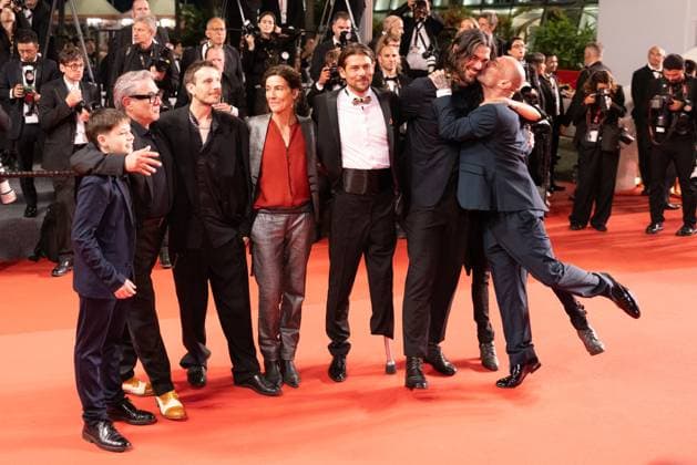 78. Internationalen Filmfestspiele von Cannes 2025 Cannes, Frankreich - 15.5.2024: ergi Lopez, Bruno Nunez, a guest, Oliver Laxe, Jade Oukid, Richard Bellamy, Tonin Janvier und Stefania Gadda während des SIRAT Roten Teppichs der 78. Internationalen Filmfestspiele von Cannes. Die 78. Internationalen Filmfestspiele von Cannes finden vom 13. bis 24. Mai 2025 statt. Provence-Alpes-Cote d Azur