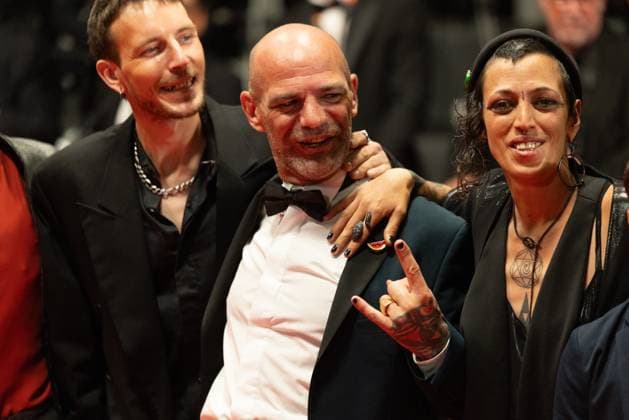 78. Internationalen Filmfestspiele von Cannes 2025 Cannes, Frankreich - 15.5.2024: Richard Bellamy (C), Jade Oukid (R) und Cast während des SIRAT Roten Teppichs der 78. Internationalen Filmfestspiele von Cannes. Die 78. Internationalen Filmfestspiele von Cannes finden vom 13. bis 24. Mai 2025 statt. Provence-Alpes-Cote d Azur