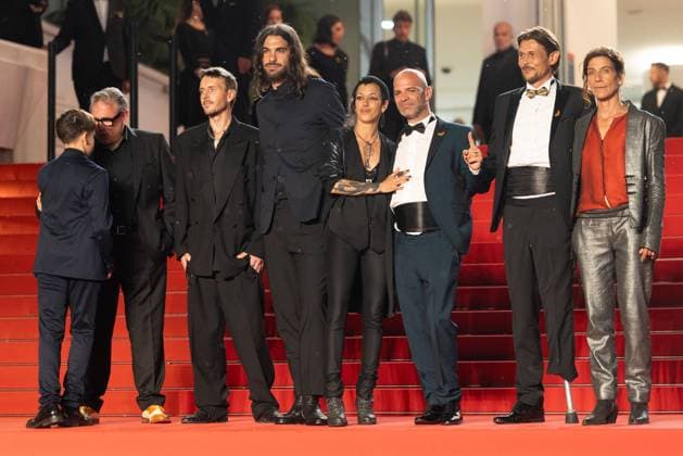 78. Internationalen Filmfestspiele von Cannes 2025 Cannes, Frankreich - 15.5.2024: ergi Lopez, Bruno Nunez, a guest, Oliver Laxe, Jade Oukid, Richard Bellamy, Tonin Janvier und Stefania Gadda während des SIRAT Roten Teppichs der 78. Internationalen Filmfestspiele von Cannes. Die 78. Internationalen Filmfestspiele von Cannes finden vom 13. bis 24. Mai 2025 statt. Provence-Alpes-Cote d Azur