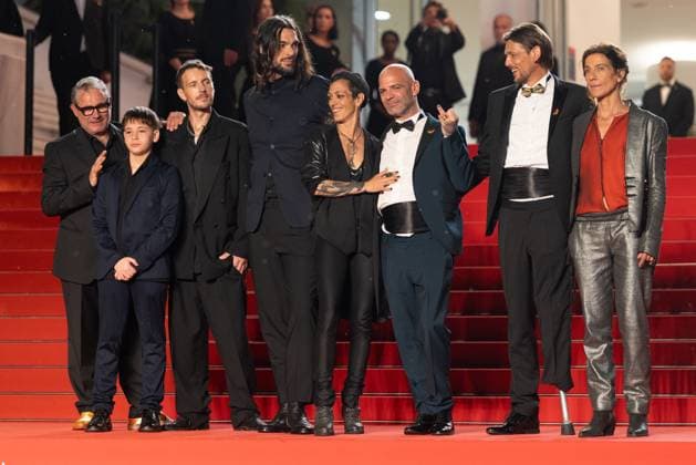 78. Internationalen Filmfestspiele von Cannes 2025 Cannes, Frankreich - 15.5.2024: ergi Lopez, Bruno Nunez, a guest, Oliver Laxe, Jade Oukid, Richard Bellamy, Tonin Janvier und Stefania Gadda während des SIRAT Roten Teppichs der 78. Internationalen Filmfestspiele von Cannes. Die 78. Internationalen Filmfestspiele von Cannes finden vom 13. bis 24. Mai 2025 statt. Provence-Alpes-Cote d Azur