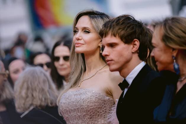 78eme Festival International du Film de Cannes Montée des marches du film Eddington 78th International Cannes Film Festival Red Carpet of Eddington movie 444418 2025 05 16 Alpes Maritimes Cannes France Jolie, Angelina Bennett, Finn  Copyright: xTerencexBaelenx STAR_444418_056