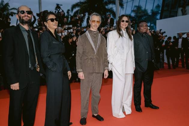 78eme Festival International du Film de Cannes Montée des marches du film Eddington 78th International Cannes Film Festival Red Carpet of Eddington movie 444418 2025 05 16 Alpes Maritimes Cannes France Binoche, Juliette Strong, Jeremy Hamadi, Dieudo Kapadia, Payal Reygadas, Carlos  Copyright: xTerencexBaelenx STAR_444418_080
