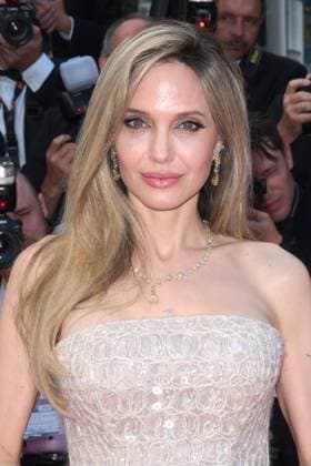 CELEBRITES : 78 eme Festival de Cannes Tapis rouge 2025 - 16 05 2025 CANNES, FRANCE - MAY 16: Angelina Jolie attends the Eddington red carpet at the 78th annual Cannes Film Festival at Palais des Festivals on May 16, 2025 in Cannes, France.  Copyright: xLUCAxCUTOLOx