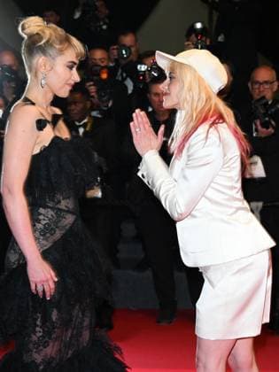 Cannes, 78th Cannes Film Festival 2025 - Evening 4 - Red Carpet of the Film Bono: Stories of Surrender Cannes, 78th Cannes Film Festival 2025 - Evening 4 - Red Carpet of the Film Bono: Stories of Surrender . In the Photo Kristen Stewart, Imogen Poots Cannes France  Copyright: xIPA ABACAx