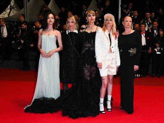 Cannes, 78th Cannes Film Festival 2025 - Evening 4 - Red Carpet of the Film Bono: Stories of Surrender Cannes, 78th Cannes Film Festival 2025 - Evening 4 - Red Carpet of the Film Bono: Stories of Surrender . In the Photo Esmé Creed-Miles, Kristen Stewart, Imogen Poots, Kim Gordon and Thora Birch Cannes France  Copyright: xIPA ABACAx