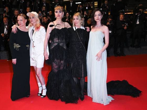 Cannes, 78th Cannes Film Festival 2025 - Evening 4 - Red Carpet of the Film Bono: Stories of Surrender Cannes, 78th Cannes Film Festival 2025 - Evening 4 - Red Carpet of the Film Bono: Stories of Surrender . In the Photo Esmé Creed-Miles, Kristen Stewart, Imogen Poots, Kim Gordon and Thora Birch Cannes France  Copyright: xIPA ABACAx