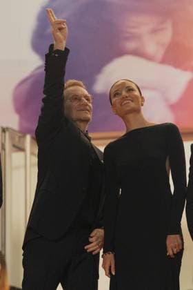 78. Internationalen Filmfestspiele von Cannes 2025 Cannes, Frankreich - 16.5.2024: U2 Saenger Bono und Kelly McNamara während des Bono: Stories Of Surrender Roten Teppichs während der 78. Internationalen Filmfestspiele von Cannes. Die 78. Internationalen Filmfestspiele von Cannes finden vom 13. bis 24. Mai 2025 statt. Provence-Alpes-Cote d Azur
