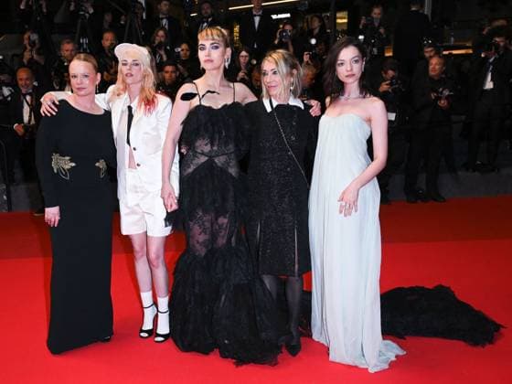 Cannes, 78th Cannes Film Festival 2025 - Evening 4 - Red Carpet of the Film Bono: Stories of Surrender Cannes, 78th Cannes Film Festival 2025 - Evening 4 - Red Carpet of the Film Bono: Stories of Surrender . In the Photo Esmé Creed-Miles, Kristen Stewart, Imogen Poots, Kim Gordon and Thora Birch Cannes France  Copyright: xIPA ABACAx