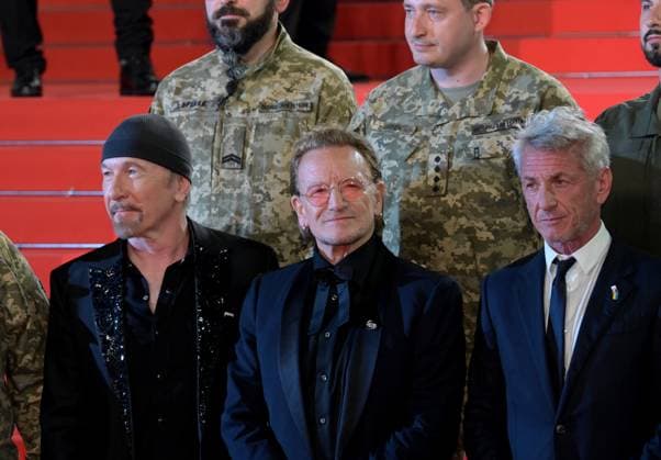 Bono - Stories of Surrender Premiere at 78th Festival de Cannes - Cannes, France CANNES, FRANCE. May 16, 2025: Bono, The Edge & Sean Penn at the premiere for Bono - Stories of Surrender at the 78th Festival de Cannes. Picture: Paul Smith Featureflash Cannes France  Copyright: xPaulxSmithx xFeatureflashx