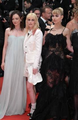 Bono - Stories of Surrender Premiere at 78th Festival de Cannes - Cannes, France CANNES, FRANCE. May 16, 2025: Esme Creed-Miles, Kristen Stewart & Imogen Poots at the premiere for Bono - Stories of Surrender at the 78th Festival de Cannes. Picture: Paul Smith Featureflash Cannes France  Copyright: xPaulxSmithx xFeatureflashx