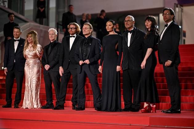 Cannes Bono Stories Of Surrender Screening JR Lasse Jarvi, Dede Gardner, Jacknife Lee, Erik Messerschmidt, Bono, Kelly McNamara, Jon Kamen, Jennifer Pitcher and Dave Sirulnick attending the screening of Bono Stories Of Surrender in Cannes, France on May 16, 2025, as part of the 78th Cannes Film Festival. Photo by Julien Reynaud APS-Medias ABACAPRESS.COM Cannes France Copyright: xReynaudxJulien APS-Medias ABACAx