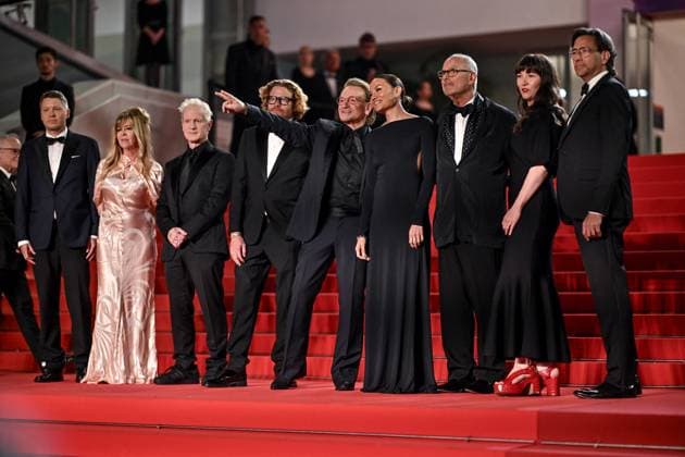 Cannes Bono Stories Of Surrender Screening JR Lasse Jarvi, Dede Gardner, Jacknife Lee, Erik Messerschmidt, Bono, Kelly McNamara, Jon Kamen, Jennifer Pitcher and Dave Sirulnick attending the screening of Bono Stories Of Surrender in Cannes, France on May 16, 2025, as part of the 78th Cannes Film Festival. Photo by Julien Reynaud APS-Medias ABACAPRESS.COM Cannes France Copyright: xReynaudxJulien APS-Medias ABACAx