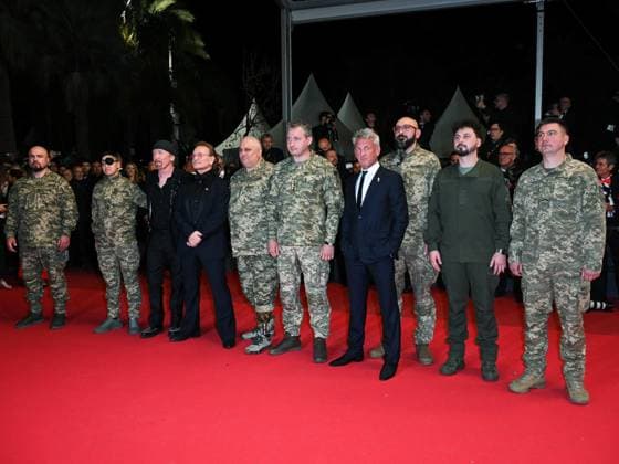 Cannes, 78th Cannes Film Festival 2025 - Evening 4 - Sean Penn with Ukrainian soldiers on the Red Carpet of his friend Bono Vox Cannes, 78th Cannes Film Festival 2025 - Evening 4 - Red Carpet of the Film Bono: Stories of Surrender . In the Photo Bono the Ukrainian Soldiers and Sean Penn Cannes France  Copyright: xIPA ABACAx