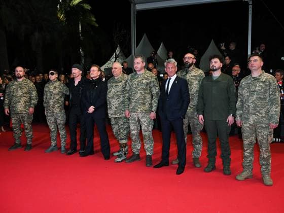 Cannes, 78th Cannes Film Festival 2025 - Evening 4 - Sean Penn with Ukrainian soldiers on the Red Carpet of his friend Bono Vox Cannes, 78th Cannes Film Festival 2025 - Evening 4 - Red Carpet of the Film Bono: Stories of Surrender . In the Photo Bono the Ukrainian Soldiers and Sean Penn Cannes France  Copyright: xIPA ABACAx