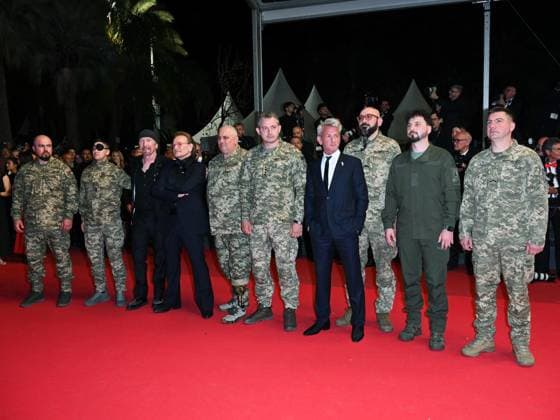 Cannes, 78th Cannes Film Festival 2025 - Evening 4 - Sean Penn with Ukrainian soldiers on the Red Carpet of his friend Bono Vox Cannes, 78th Cannes Film Festival 2025 - Evening 4 - Red Carpet of the Film Bono: Stories of Surrender . In the Photo Bono the Ukrainian Soldiers and Sean Penn Cannes France  Copyright: xIPA ABACAx