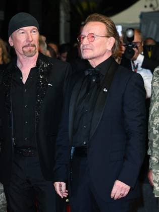 Cannes, 78th Cannes Film Festival 2025 - Evening 4 - Sean Penn with Ukrainian soldiers on the Red Carpet of his friend Bono Vox Cannes, 78th Cannes Film Festival 2025 - Evening 4 - Red Carpet of the Film Bono: Stories of Surrender . In the Photo Bono the Ukrainian Soldiers and Sean Penn Cannes France  Copyright: xIPA ABACAx