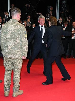 Cannes, 78th Cannes Film Festival 2025 - Evening 4 - Sean Penn with Ukrainian soldiers on the Red Carpet of his friend Bono Vox Cannes, 78th Cannes Film Festival 2025 - Evening 4 - Red Carpet of the Film Bono: Stories of Surrender . In the Photo Bono the Ukrainian Soldiers and Sean Penn Cannes France  Copyright: xIPA ABACAx