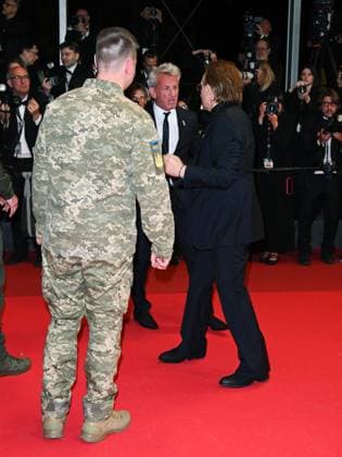 Cannes, 78th Cannes Film Festival 2025 - Evening 4 - Sean Penn with Ukrainian soldiers on the Red Carpet of his friend Bono Vox Cannes, 78th Cannes Film Festival 2025 - Evening 4 - Red Carpet of the Film Bono: Stories of Surrender . In the Photo Bono the Ukrainian Soldiers and Sean Penn Cannes France  Copyright: xIPA ABACAx